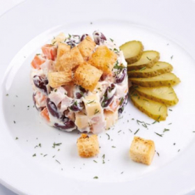 Салат с сыром и красной фасолью