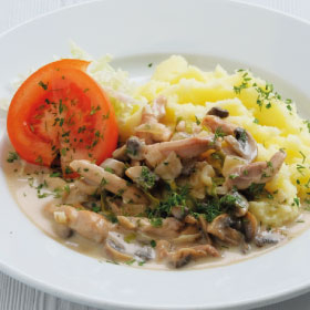 Куриное рагу с шампиньонами и картофельным пюре
