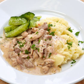 Мясное рагу из курицы со свининой с картофельным пюре