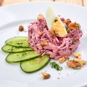 Салат из свеклы с сыром и грецким орехом