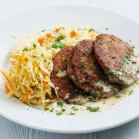 Оладушки из печени цыпленка со сливочно-соевым соусом с рисом и овощами