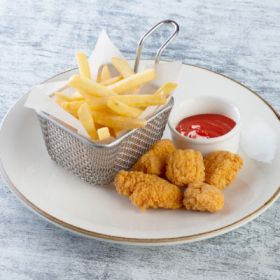 Куриные наггетсы с картофелем фри и кетчупом